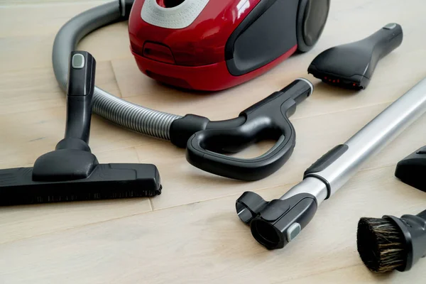 Sağ elektrikli süpürge ahşap zemin üzerinde tamamlar. Ev temizliği