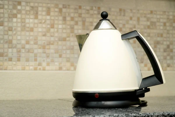 Белый электрический чайник на кухне — стоковое фото
