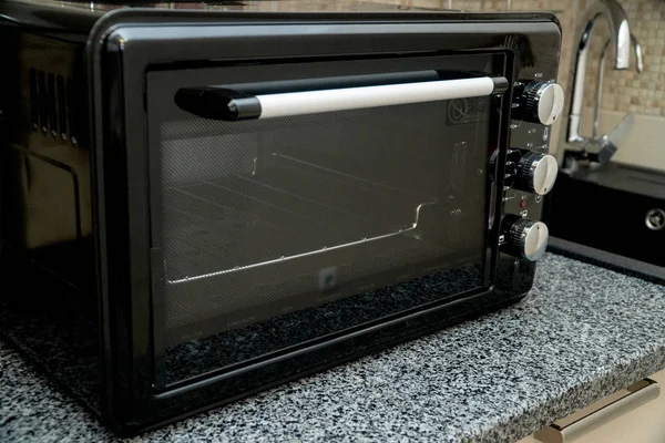 Primo piano del nuovo forno elettrico nero in cucina — Foto Stock