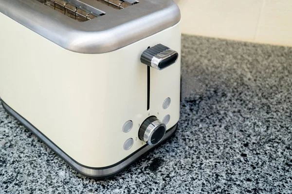 Тостер на сером столе на современной кухне — стоковое фото