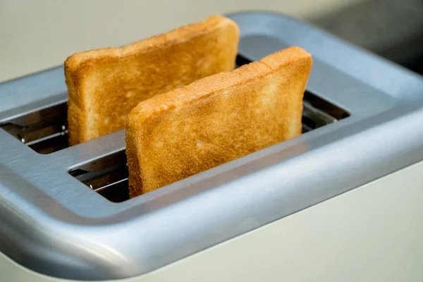 Tostadora con pan tostado para el desayuno en el interior — Foto de Stock