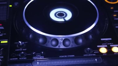 Gece kulübünde partide Profesyonel Dj karıştırıcı konsol