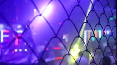 Gece kulübünde dans eden iki seksi kızın arka görünümü