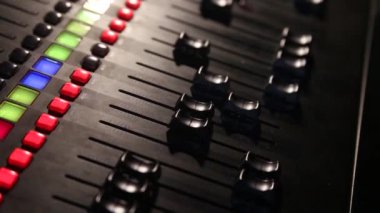 Gece kulübünde partide Profesyonel Dj karıştırıcı konsol