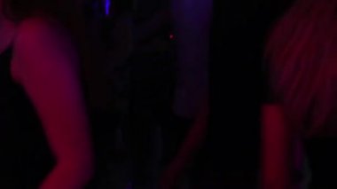 Gece partisinde dans eden gençler