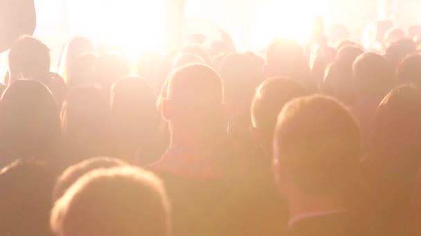 Público com as mãos levantadas em um festival de música. Multidão de concertos no festival de música ao vivo — Vídeo de Stock