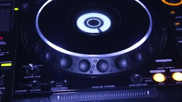 Console de mixage DJ professionnel à la fête en boîte de nuit — Video