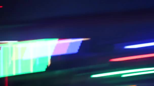 Vue abstraite à la soirée. Effet Twitch. Mouvement de caméra 