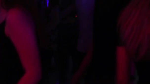Mladí lidé tančí na noční párty — Stock video