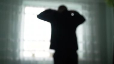 Şık adamın defocused görünümü dışarı çıkmaya hazırlanıyor ceketini giyer