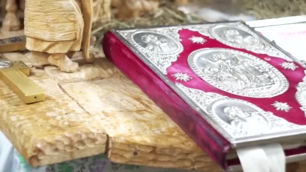 Orthodoxes Kreuz mit Bibel in der Kirche — Stockvideo