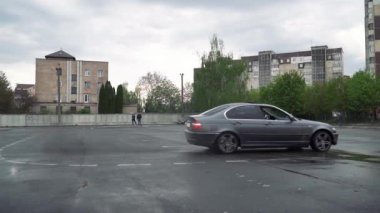 Ternopil, Ukrayna - 10 Mayıs 2019: Spor otomobilin yavaş çekim atışı drift yapmak