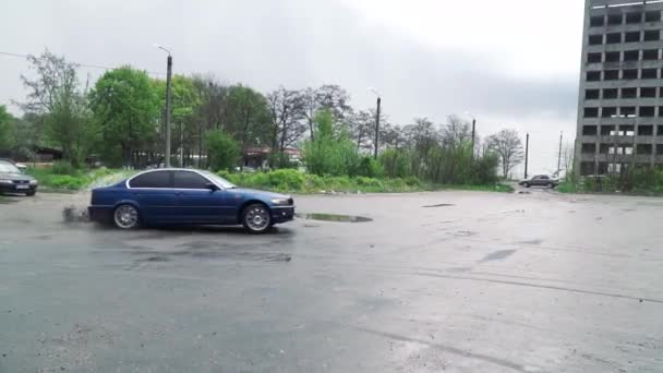 TERNOPIL, UCRANIA - 10 DE MAYO DE 2019: Fotografía en cámara lenta del coche a la deriva — Vídeo de stock