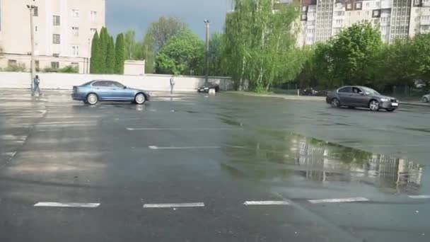 TERNOPIL, UKRAINE - 10 MAI 2019 : Prise de vue de deux voitures à la dérive — Video