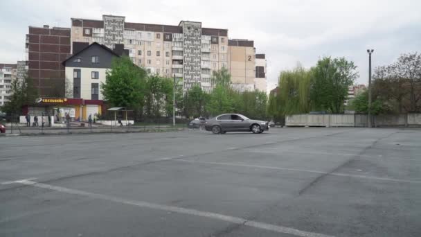 Ternopil, Oekraïne-10 mei 2019: Slow Motion shot van auto drifting met veel rook tijdens drift competitie — Stockvideo