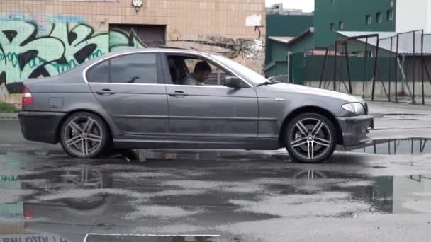 TERNOPIL, UCRANIA - 10 DE MAYO DE 2019: Lenta toma de coche a la deriva en el agua — Vídeo de stock