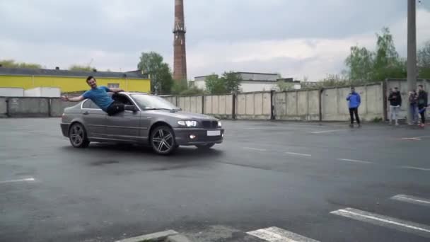 TERNOPIL, UCRANIA - 10 DE MAYO DE 2019: Fotografía en cámara lenta del coche a la deriva — Vídeo de stock