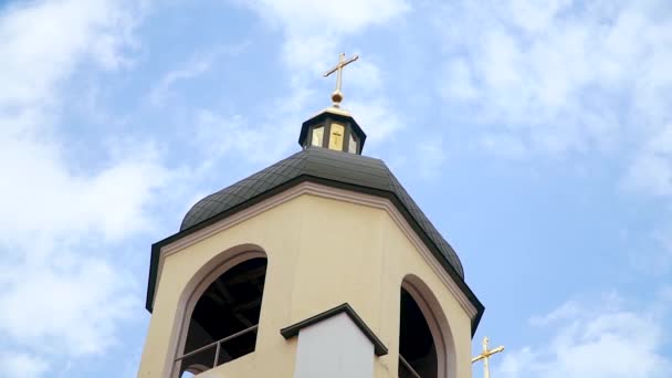 Domes Kościół ze złotym krzyżami z nieba z chmur. Terminy czasowe — Wideo stockowe