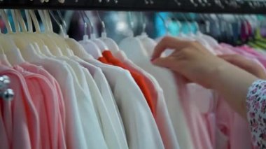 Genç bir kadın mağazadan bebek kıyafeti seçmiş.