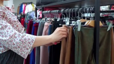Güzel kız butik bir pantolon seçti