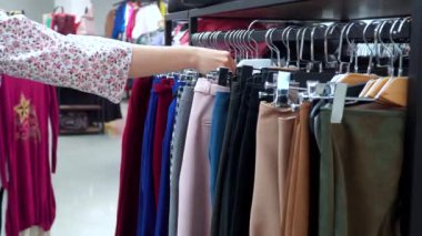 Güzel kız butik bir pantolon seçti. Alışveriş kız