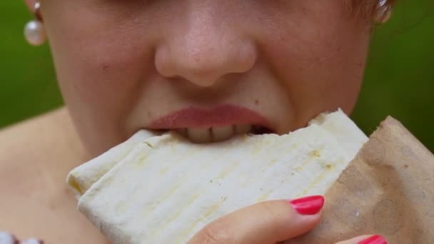 Egy fiatal nő gyorskaját eszik a bárban. Shawarma vagyok. Lassú mozgás. — Stock videók