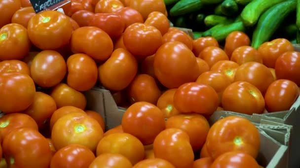 Девушка выбирает помидоры в супермаркете — стоковое видео
