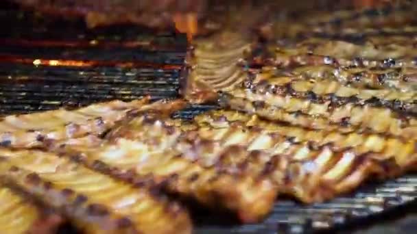 Cucinare salsicce barbecue. Nastri di maiale — Video Stock