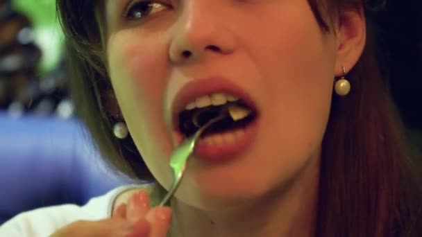 在豪华餐馆吃贻贝的年轻女子 — 图库视频影像