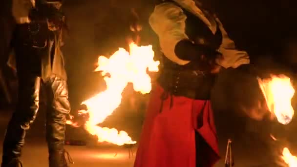 An amazing fire show at night. Two artist performing fire show — Stock Video