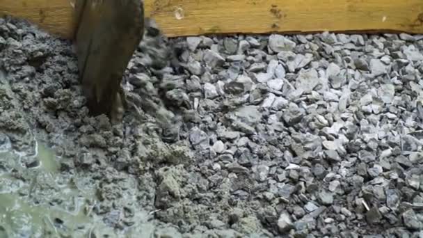 Bauarbeiter mischt Beton für den Bau. Baustelle, Betonvorbereitung. Zeitlupe — Stockvideo