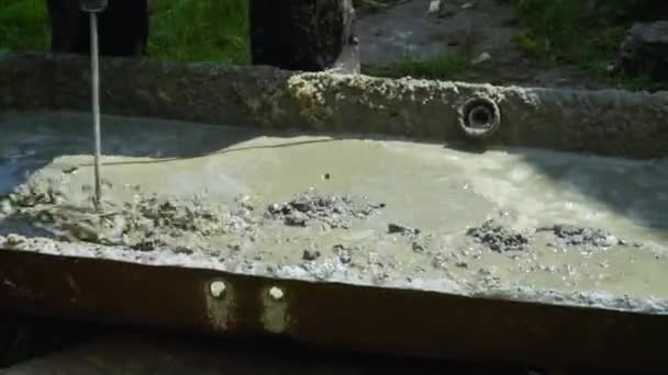 L'homme mélange du plâtre de béton avec un mélangeur électrique. Préparation du béton dans le manuel — Video