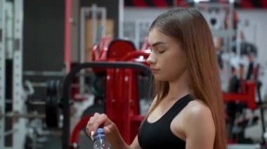 Spor salonunda tatlı su keyfi seksi kız