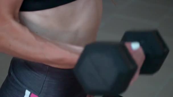 Fitness kvinna utövar i gymmet med hantlar — Stockvideo