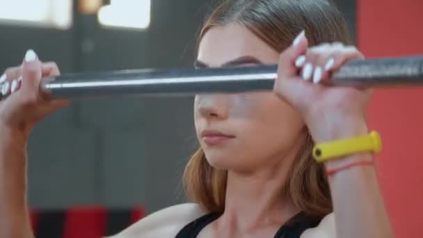 Sterk meisje tillen van een zware barbell met inspanning — Stockvideo