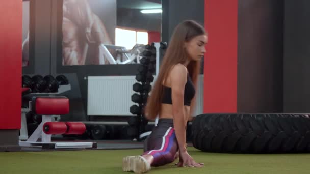 Athletic girl sitting on twine in gym. Static stretching exercises for sportsmen — Stock Footage Athletic girl sitting on twine in gym. Static stretching exercises for sportsmen Royalty Free Stock Video