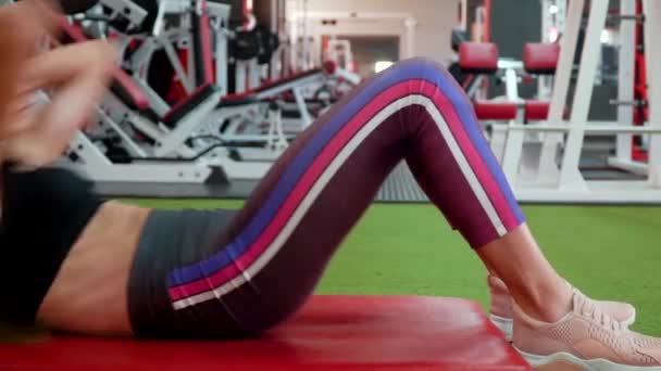 Menina fazendo exercícios abdominais para ter uma barriga plana — Vídeo de Stock