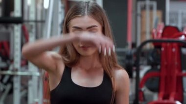 Vücut geliştirme sonra dinlenme güzel seksi kız