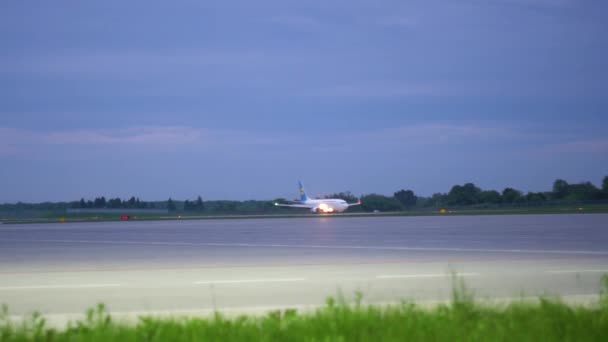 Lwów, Ukraina-26 maja 2019: samolot pasażerski zabierając się na pas startowy — Wideo stockowe