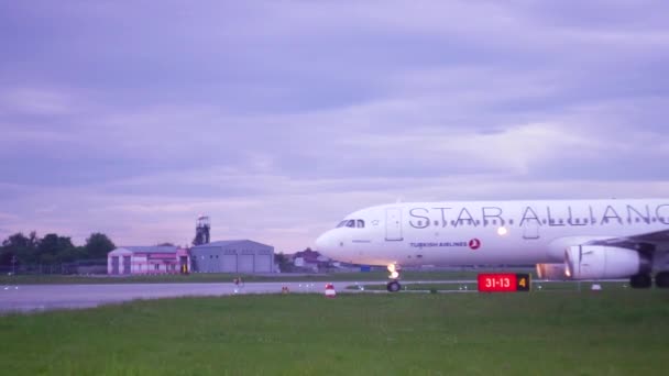 СТАМБУЛ, ТУРКЕЙ - 27 мая 2019 года: Летание пассажирских самолетов в аэропорту Стамбула — стоковое видео