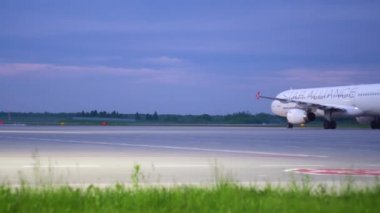 Lviv, Ukrayna - 26 Mayıs 2019: Uçağın havaalanına gelişi