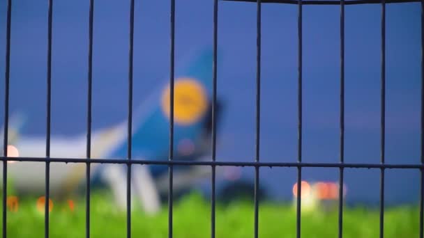Vista sfocata sull'aereo parcheggiato al cancello dell'aeroporto — Video Stock