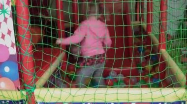 Sevimli küçük çocuk ve kız oynar ve oyun odasında eğlenin