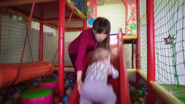 Lindo niño juega con mamá en la sala de juegos — Vídeo de stock