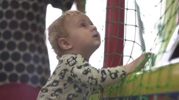 Lindo niño en la sala de juegos — Vídeo de stock