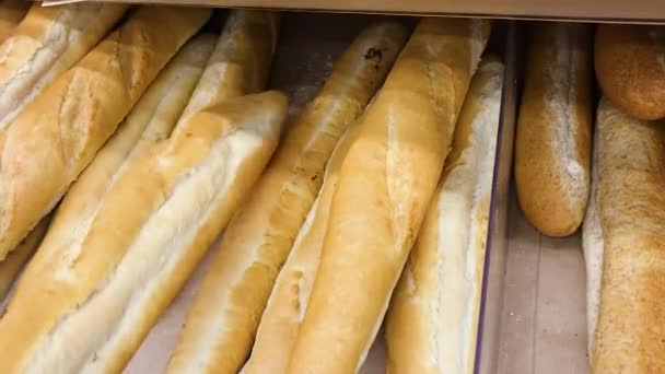 Крупный план съемки женской руки, выбирающей хлеб в супермаркете — стоковое видео
