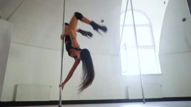Güzel seksi kadın şehvetli dans gerçekleştirir. Dancer bir flip geri yapar ve ip oturur. Yavaş çekim