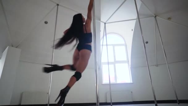 Hermosa mujer sexy realiza baile sensual. Hermosa mujer bailando polo. Vista inferior — Vídeo de stock