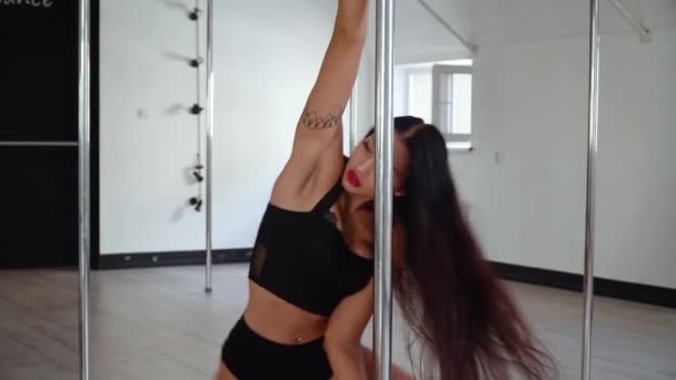 Pole Dance. Mooie sexy vrouw voert sensuele dans — Stockvideo