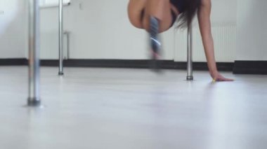 Güzel seksi kadın katta şehvetli dans gerçekleştirir